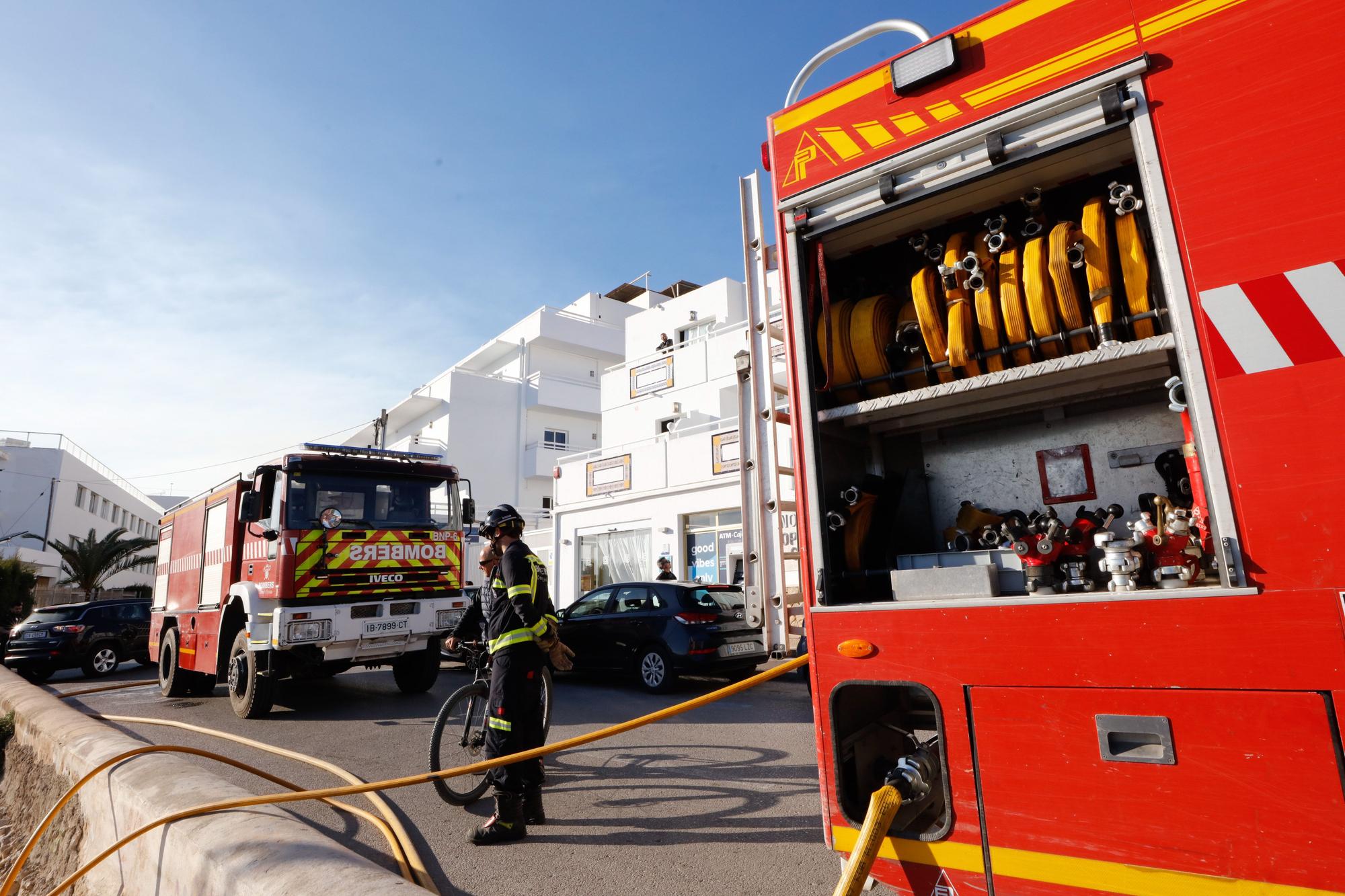 Incendio en un asentamiento junto a un hotel en Ibiza