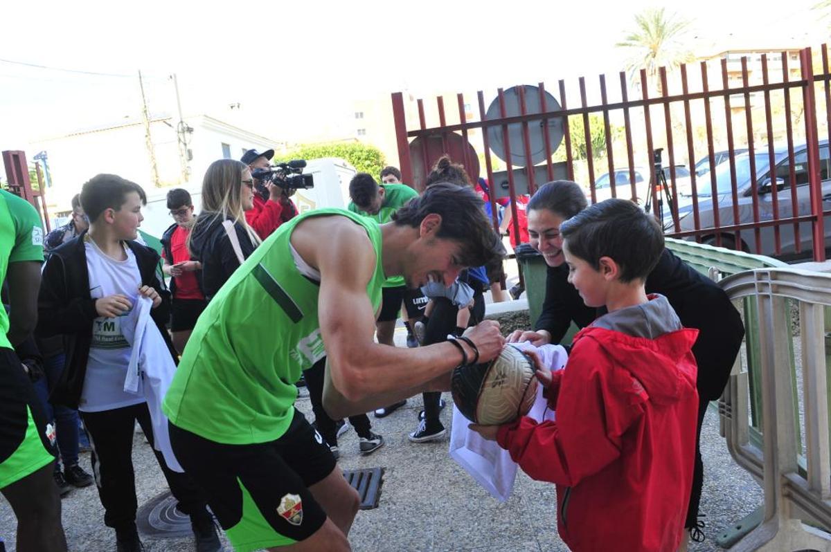 Pere Milla, en la puerta del Díez Iborra, firmando autógrafos antes del entrenamiento de este viernes