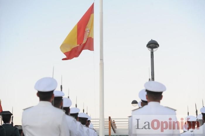 Arriado Solemne de Bandera en el puerto de Cartagena