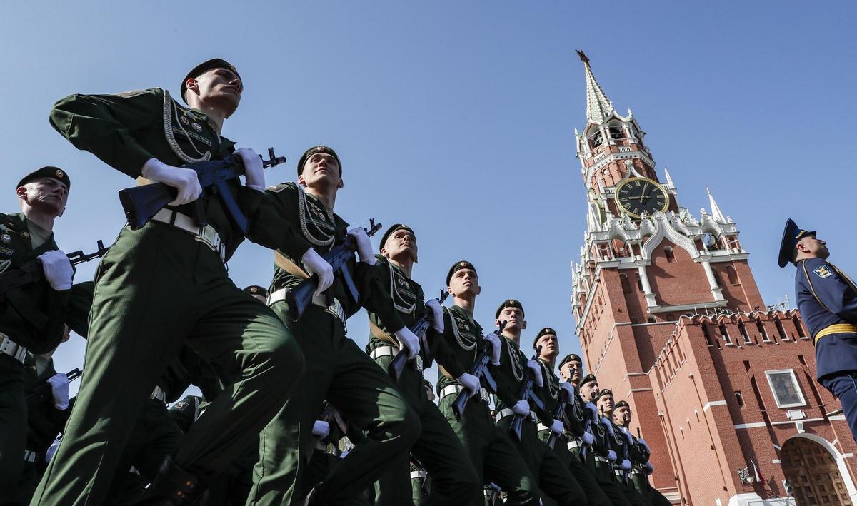 Putin preside en Moscú el desfile militar por el aniversario de la victoria frente a los nazis