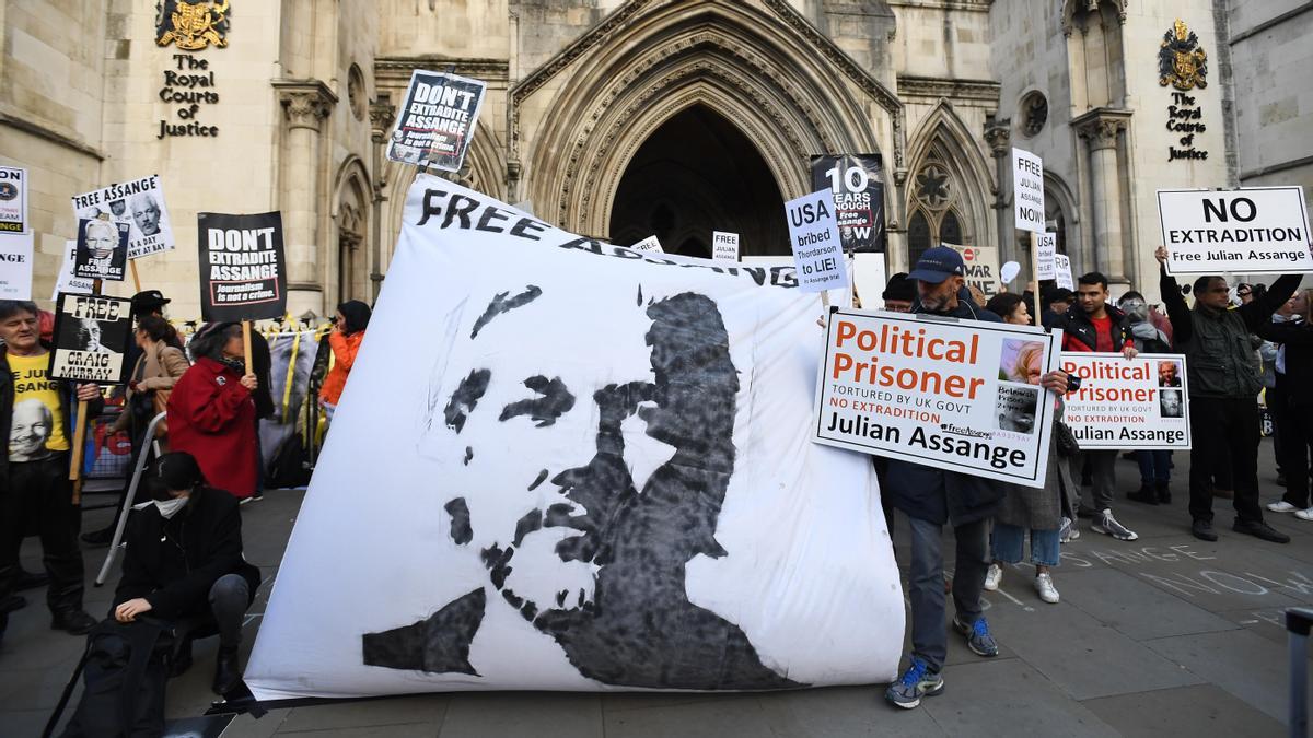 Manifestantes en apoyo al fundador de WikiLeaks, Julian Assange, en Londres