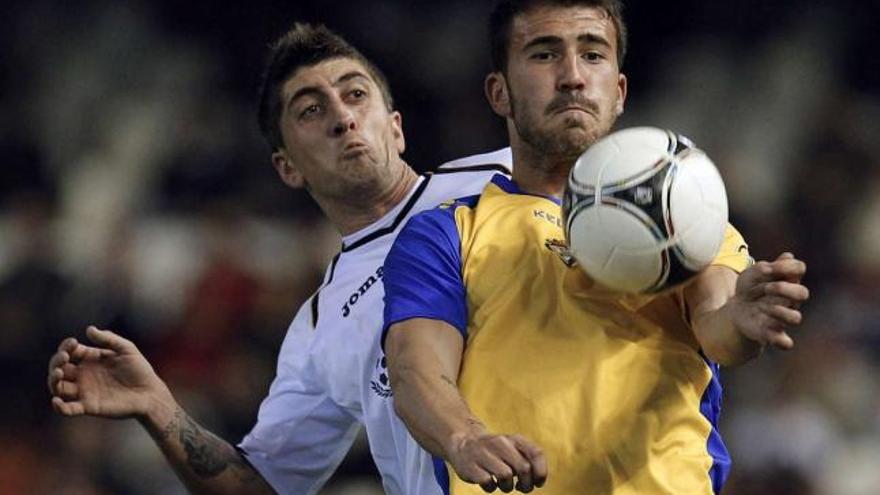 Dioni, en su etapa en el Cádiz, controla un balón en un partido de Copa del Rey contra el Valencia. // Efe