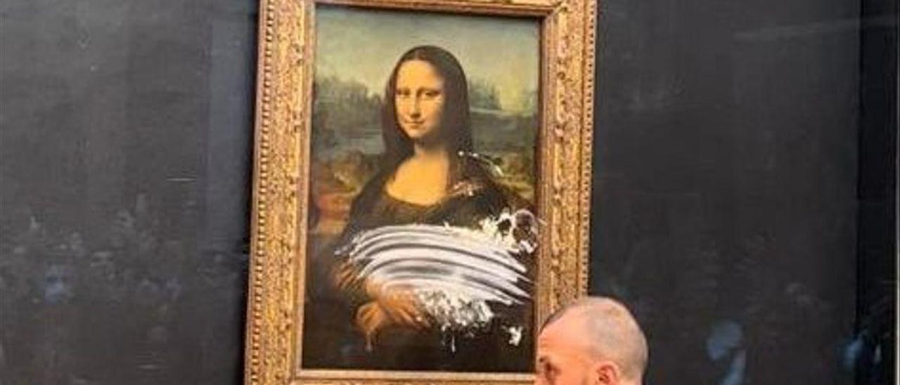 Un visitante ataca a la Gioconda con una tarta en el Museo del Louvre