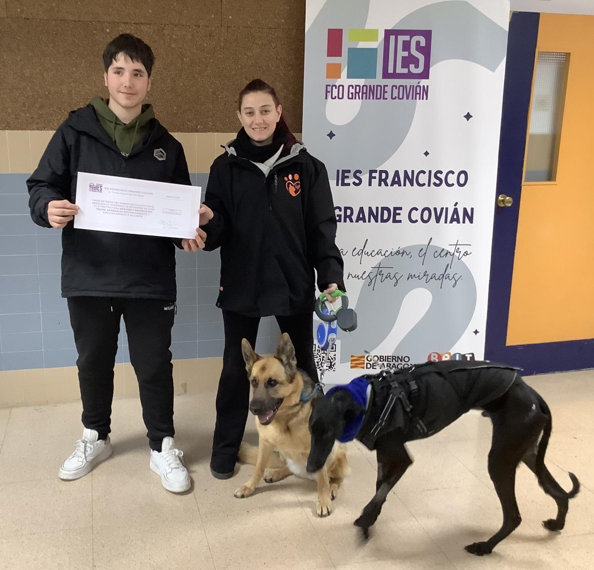 La asociación Gestión y Protección Felina Aragón recibió 300 euros gracias al mercadillo solidario del IES Grande Covián