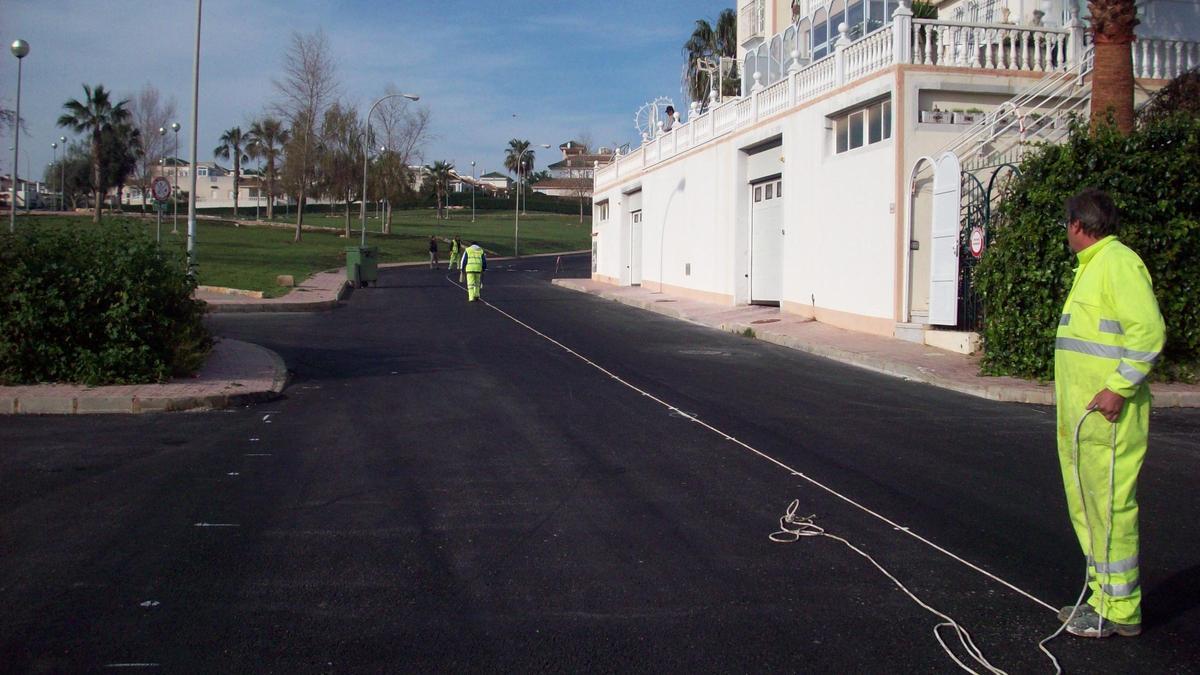 Reasfaltado de un víal en Torrevieja, en una imagen de archivo.
