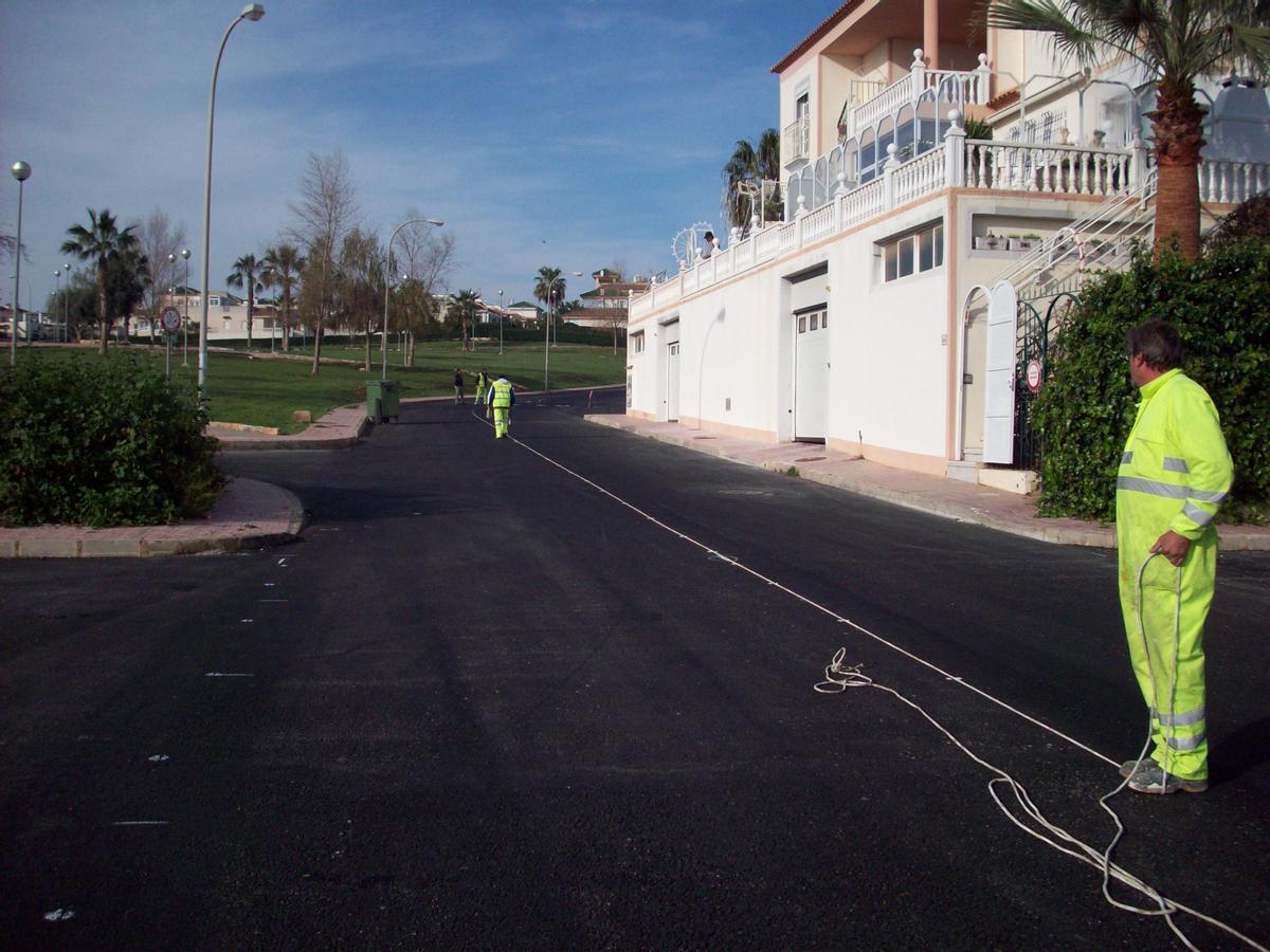 Reasfaltado de un víal en Torrevieja, en una imagen de archivo