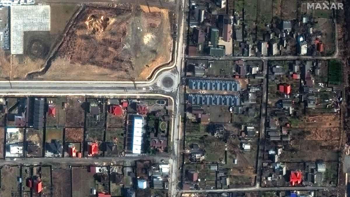 Imagen por satélite en la que pueden verse cuerpos de civiles en las calles de Bucha