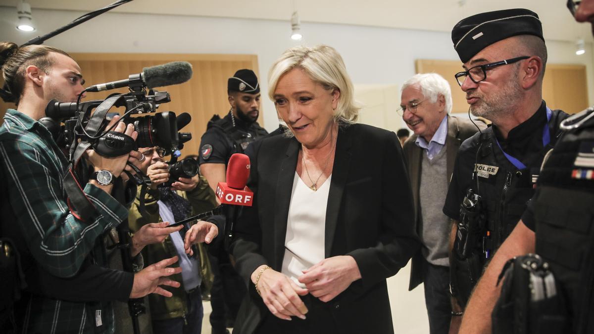Le Pen admite un descuido sobre el cambio contractual de su asistente en el Parlamento Europeo.