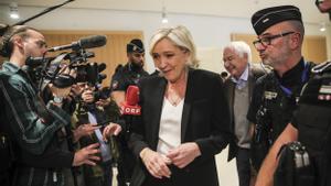 Le Pen admite un descuido sobre el cambio contractual de su asistente en el PE