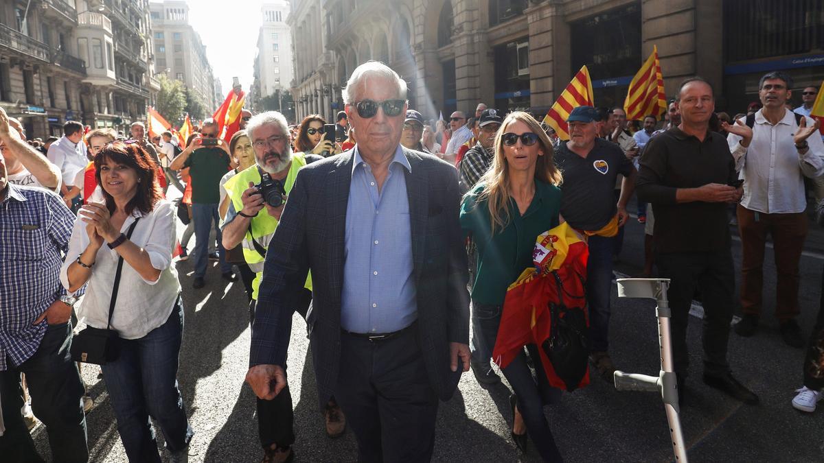 Peruvian Nobel laureate Mario Vargas Llosa attends a pro-union demonstration organised by the Catalan Civil Society organisation in Barcelona