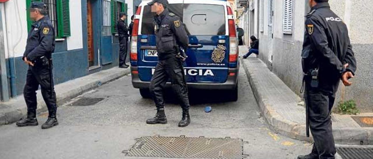 Varios policías, durante la redada antidroga en el barrio de La Soledat, en mayo de 2013.
