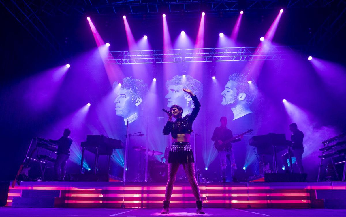 El secreto del impacto de "Hija de la Luna" está en Robin Torres, la artista sevillana que interpreta a Ana Torroja con una precisión vocal y una presencia escénica hipnótica.