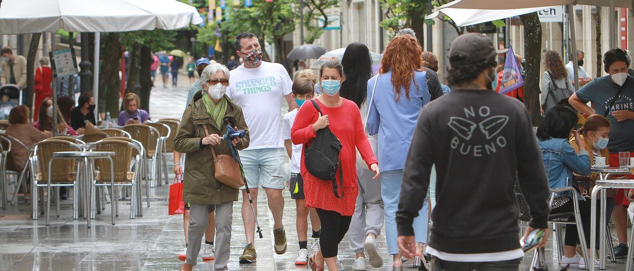 La mayoría de la gente opta por seguir llevando la mascarilla por la calle. //I. OSORIO