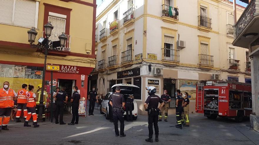 Un incendio calcina el salón de un piso en la calle Virgen de la Soledad