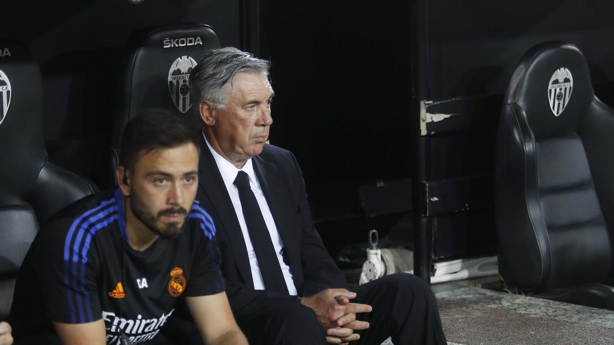 Carlo Ancelotti, en el banquillo de Mestalla.