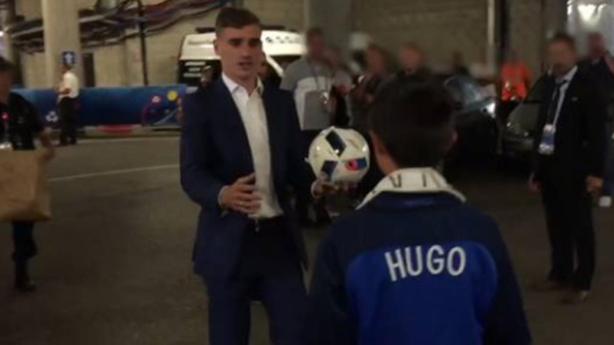 Griezmann regaló el balón a Hugo, hijo de los policías asesinados