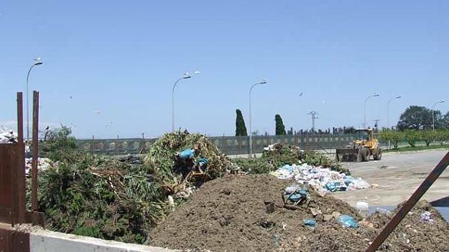 La plantilla de Acciona exige más medios y denuncia la ilegalidad de la planta de basuras