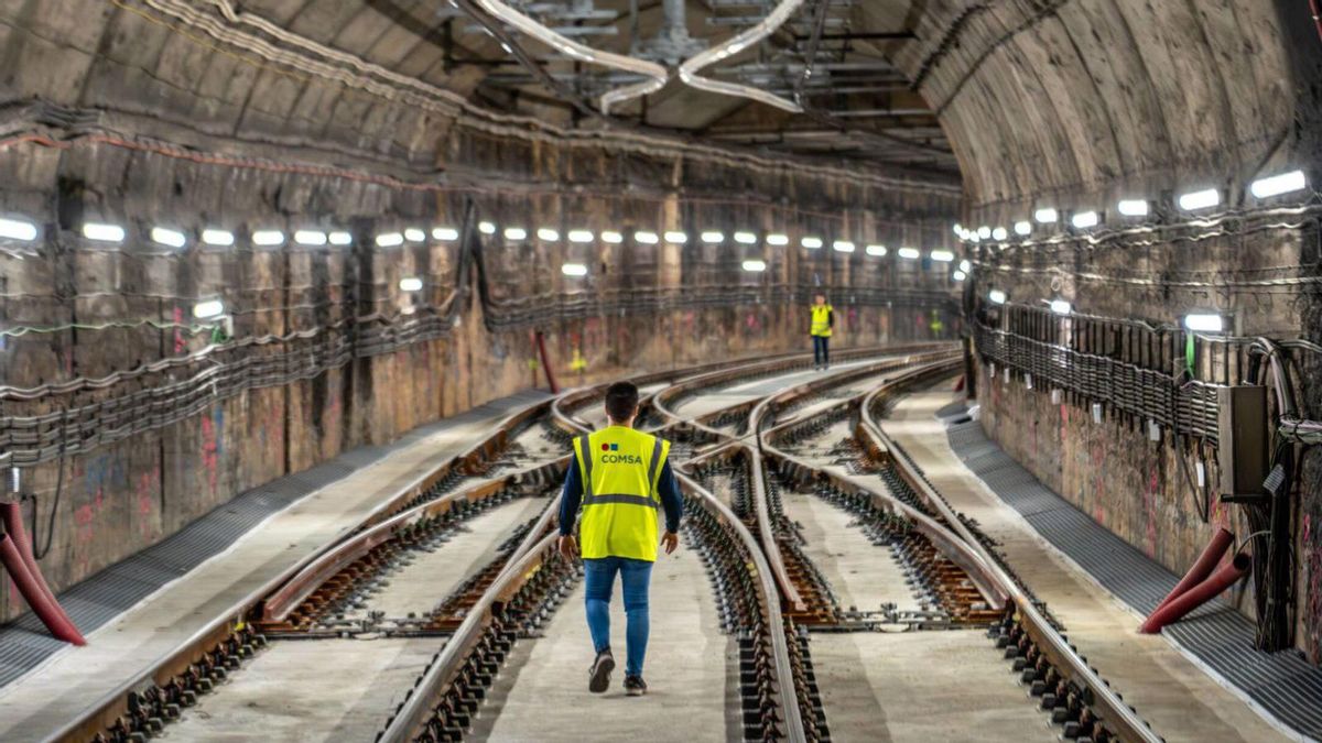 Un treballador a les obres de la parada Cornellà Centre, de la línia 5 del metro, ahir. | JORDI OTIX Un treballador a les obres de la parada Cornellà Centre, de la línia 5 del metro, ahir. | JORDI OTIX