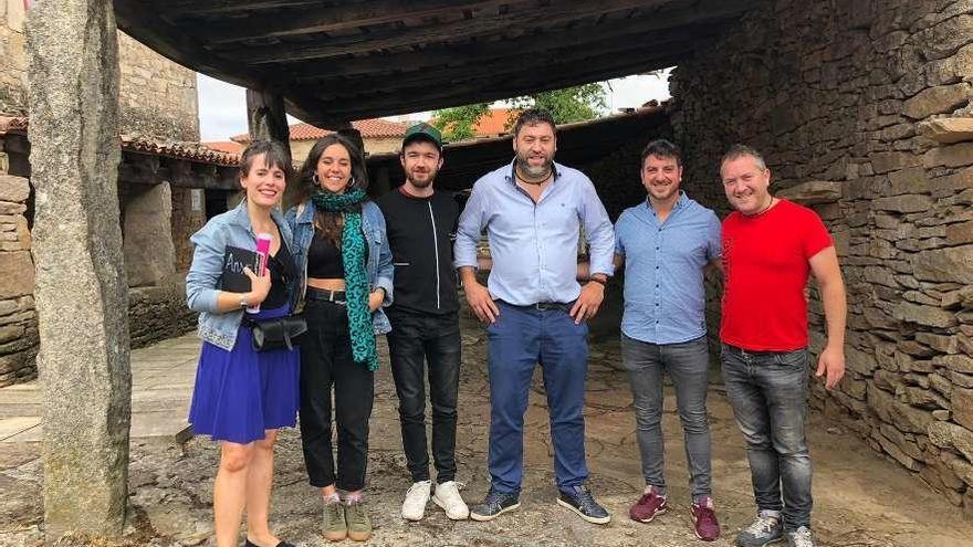 Ánxela González, Palmira Cardo, Kike Labián, Óscar Val, Fran Pérez y Juan Collazo, ayer, en Agolada.