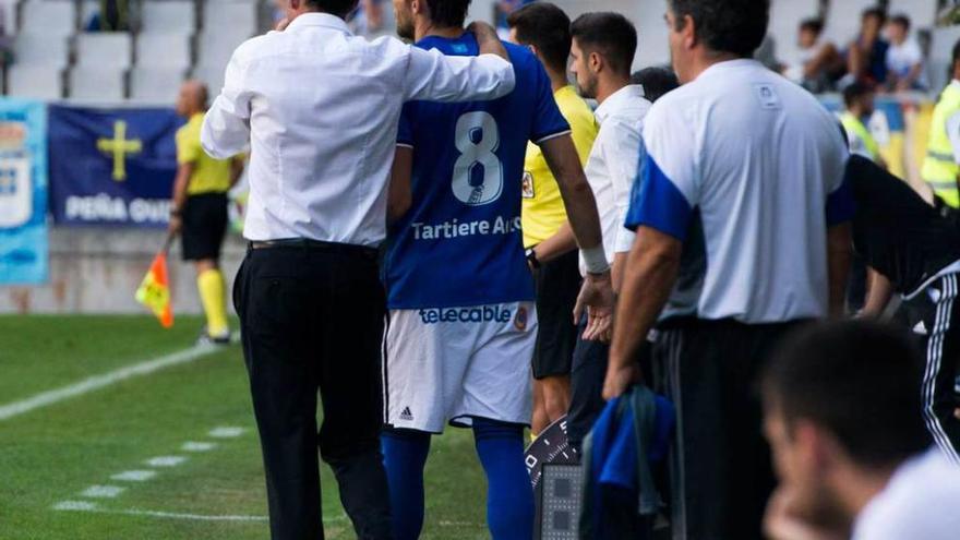 Michu escucha a Fernando Hierro antes de entrar al campo.