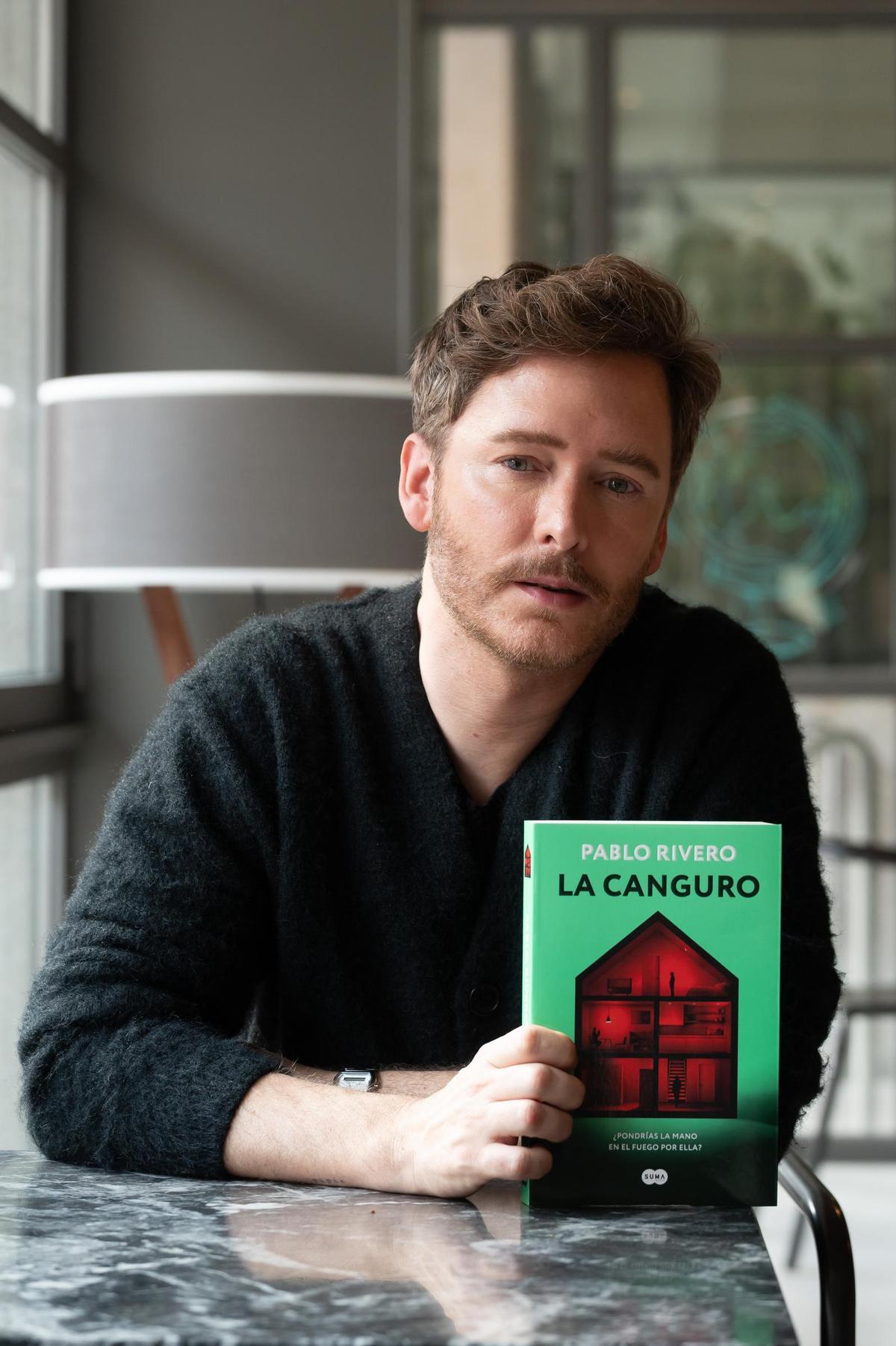 Pablo Rivero posa con su libro 'La canguro' en Zaragoza.
