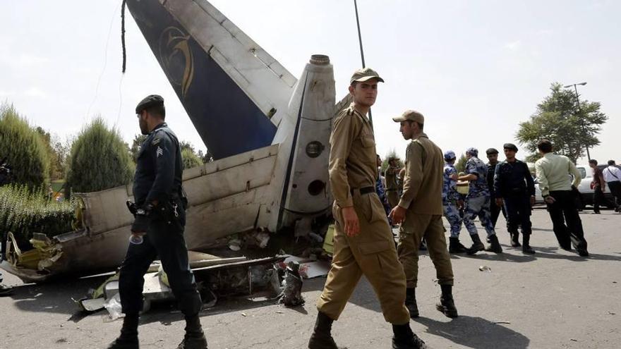 Ocho pasajeros salvan la vida en un accidente de avión  en Irán con 40 muertos