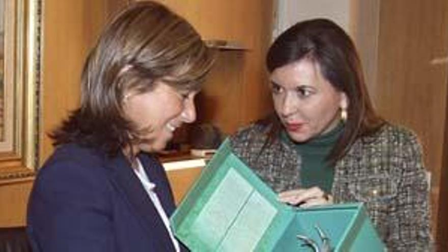 La alcaldesa de Elche, Mercedes Alonso (d), entrega una palmera de plata, símbolo de la ciudad, a la ministra de Sanidad, Servicios Sociales e Igualdad, Ana Mato, que ha visitado hoy el ayuntamiento alicantino.