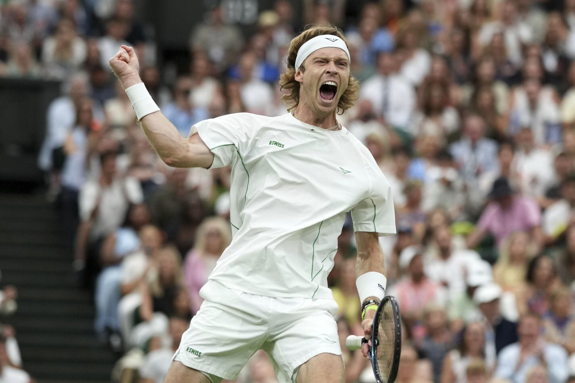 Russia's Andrey Rublev reacts after winning the first set against Spain's Carlos Alcaraz during a fourth round men's singles match at the Wimbledon Tennis Championships in London, Sunday, July 6, 2025. (AP Photo/Alastair Grant). EDITORIAL USE ONLY/ONLY ITALY AND SPAIN
