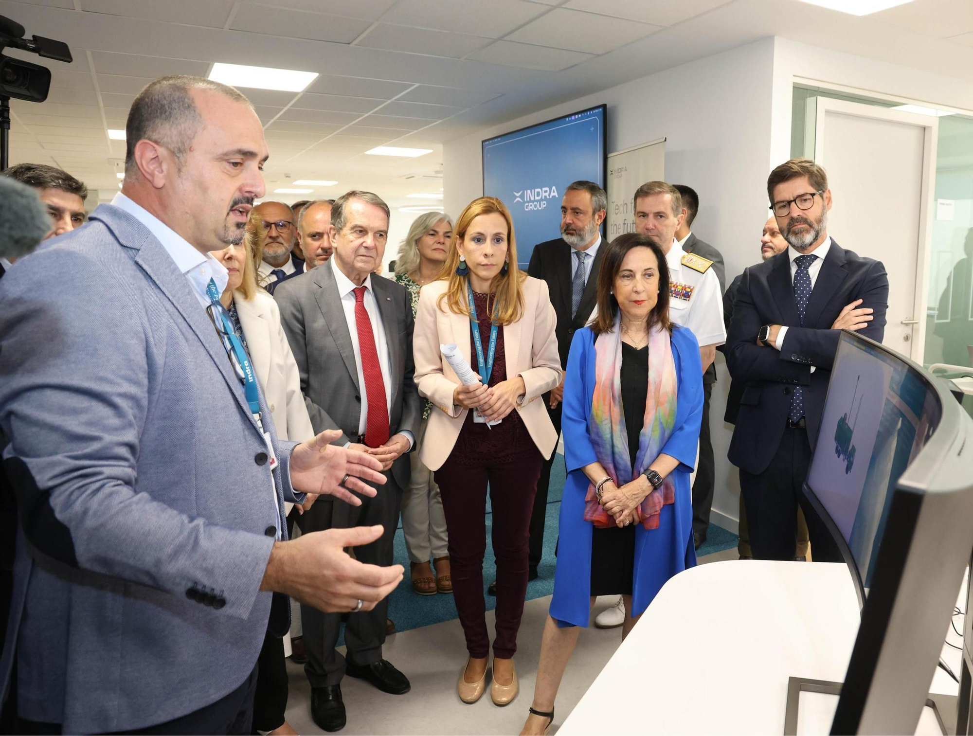 La ministra de Defensa, Margarita Robles, visita la sede de Indra en Vigo