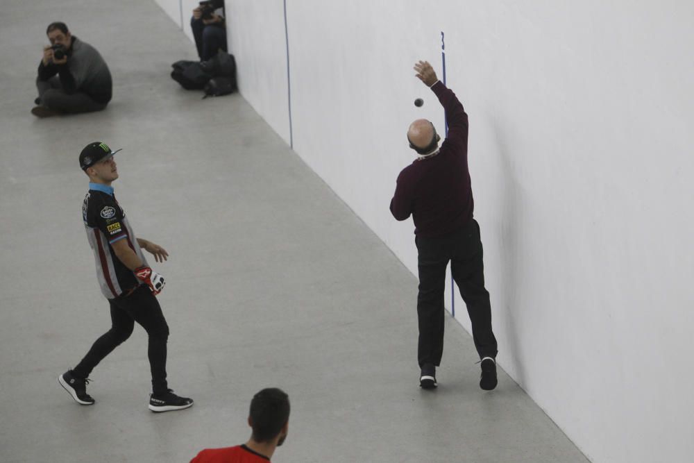 Los pilotos del Mundial, en una exhibición de pilota en Pelayo