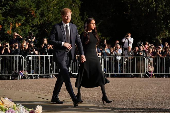 Los duques de Sussex, de la mano a su llegada al Castillo de Windsor