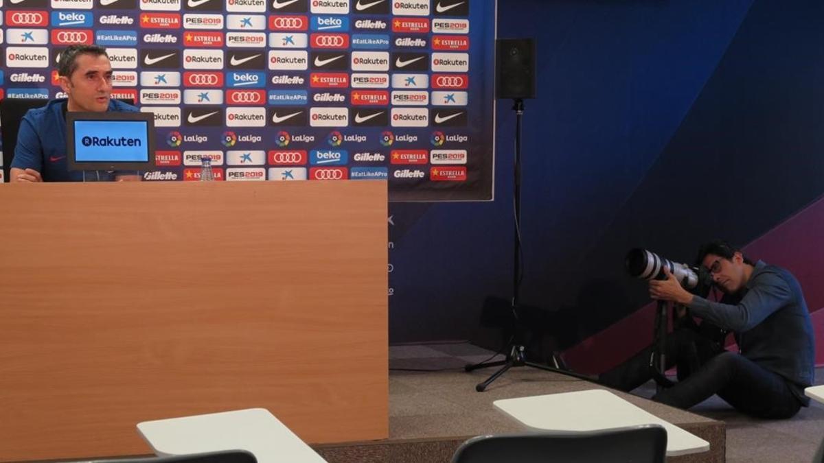 Un foitógrafo retrata a Ernesto Valverde, hoy, en la sala de prensa de la Joan Gamper.