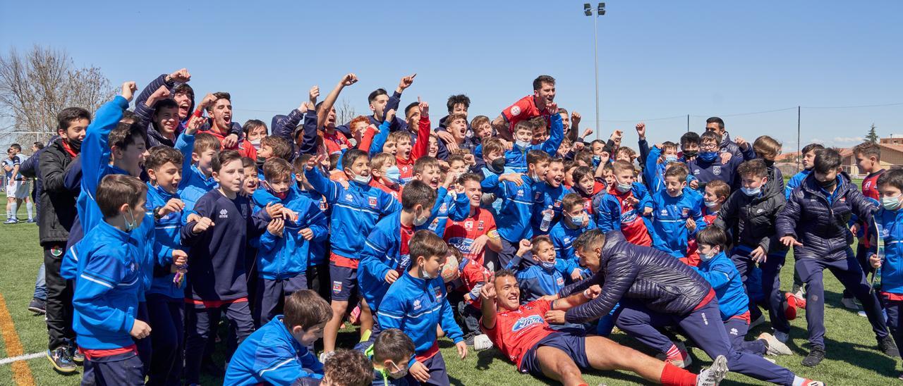 Jugadores de la cantera y del primer equipo, tras un partido de Tercera.