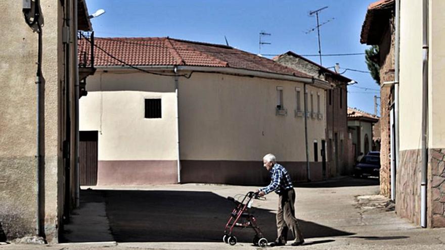 Sergio con su andador por una calle de Arrabalde.