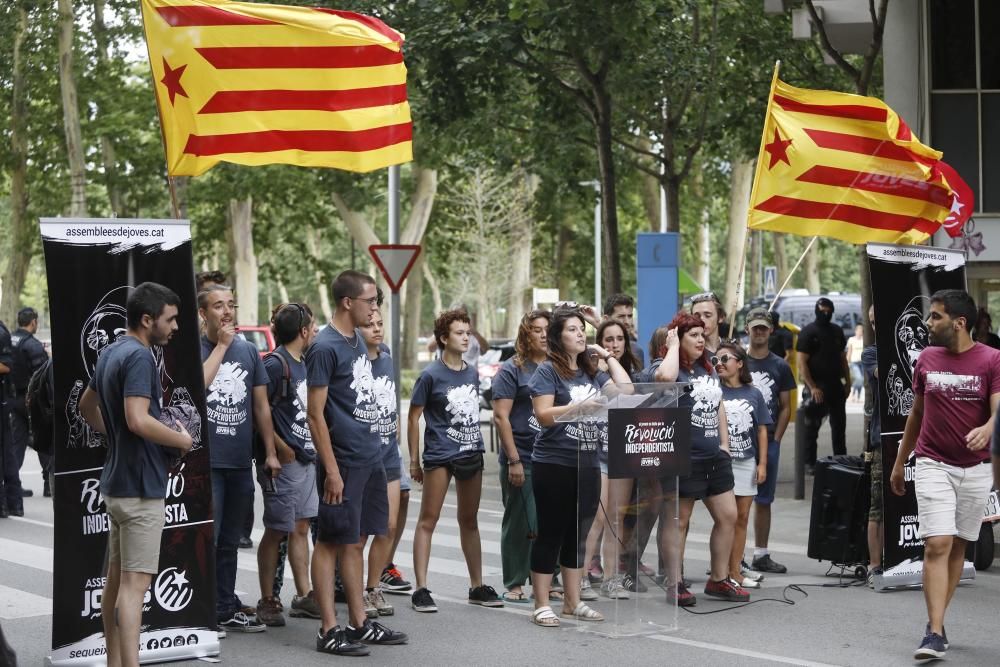 L''assemblea de joves i la CUP celebren actes antimonàrquics a Girona