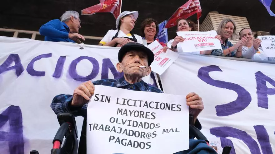 Trabajadores y usuarios de la residencia de ancianos de Altabix en Elche exigen mejoras en las condiciones laborales