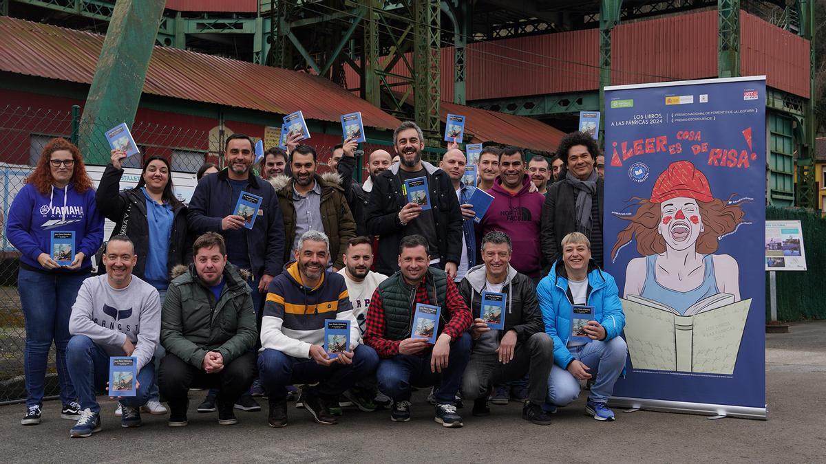 Juan Pablo Villalobos posa con los trabajadores de Hunosa