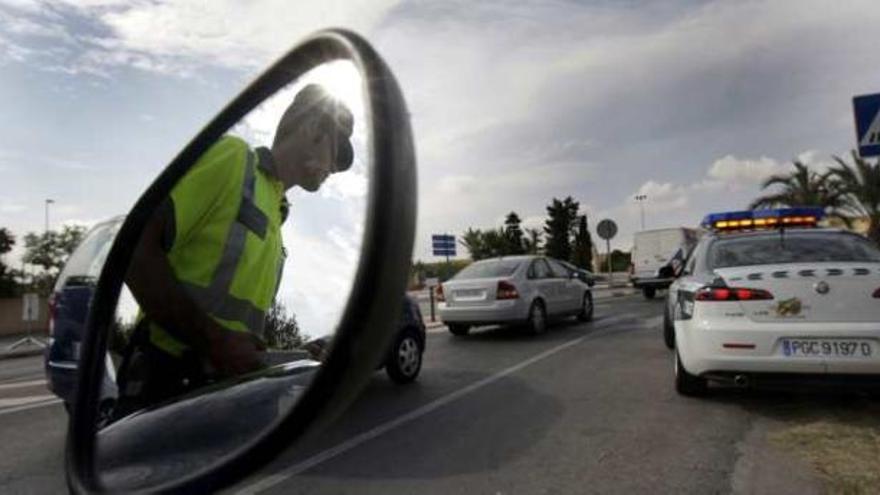 Imagen de una actuación de la Guardia Civil en un control de carretera.