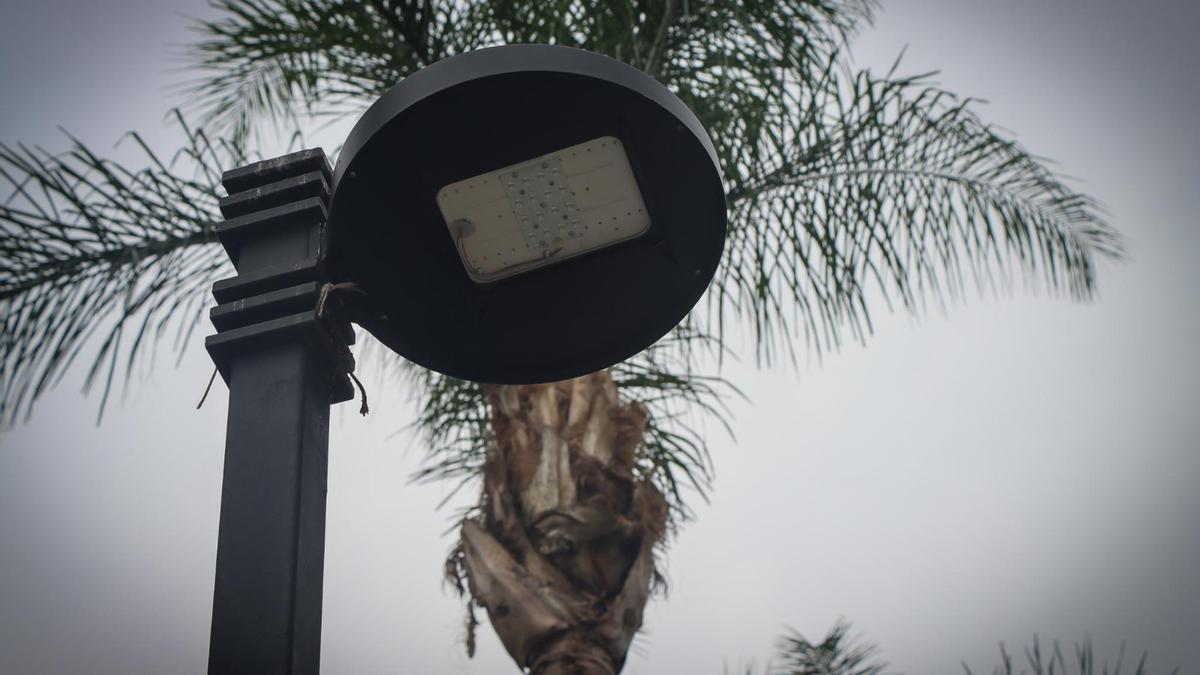 Una de las luminarias de la avinguda al Vedat