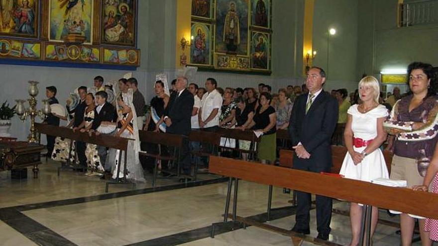 El alcalde a la derecha ayer en la misa en honor a la Patrona de Algorfa