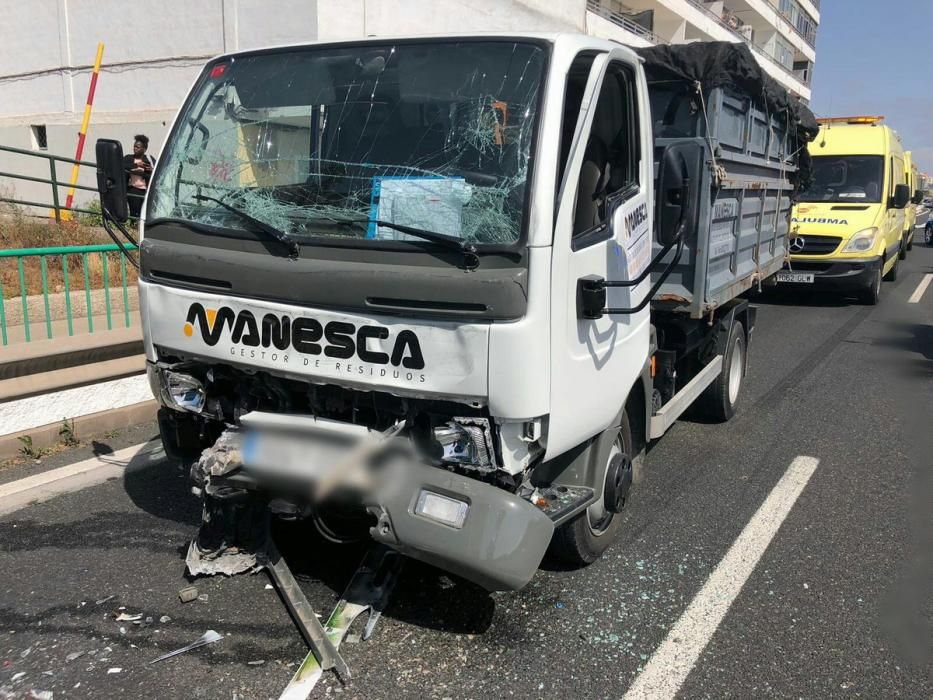 Una guagua y un camión sufren un accidente en la Avenida Marítima (17/04/2018)