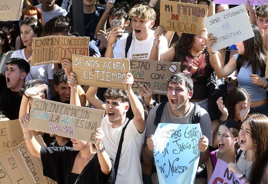 Todas las imágenes de la protesta por la Ebau y las cargas policiales junto a la Consejería de Educación