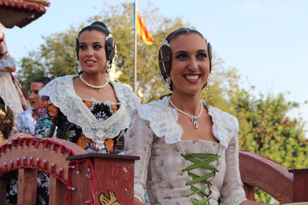 Tres generaciones de falleras en la Batalla de Flores