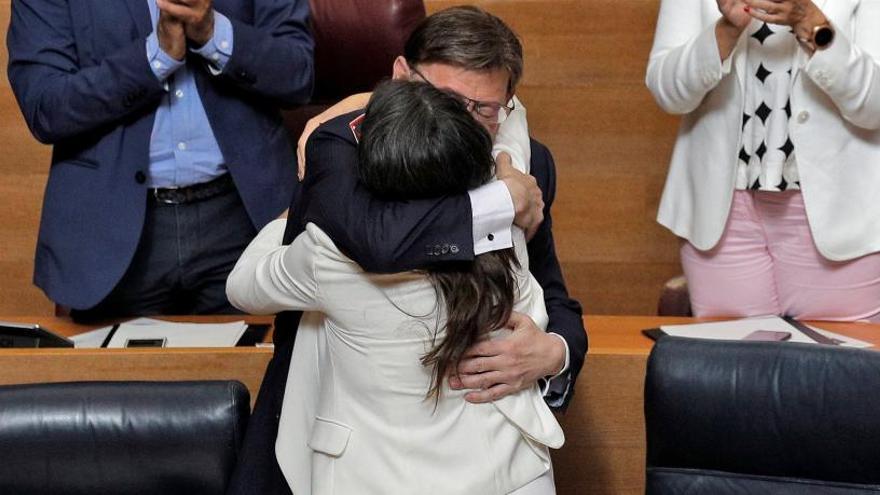 Ximo Puig y Mónica Oltra se abrazan al finalizar el discurso de investidura del socialista