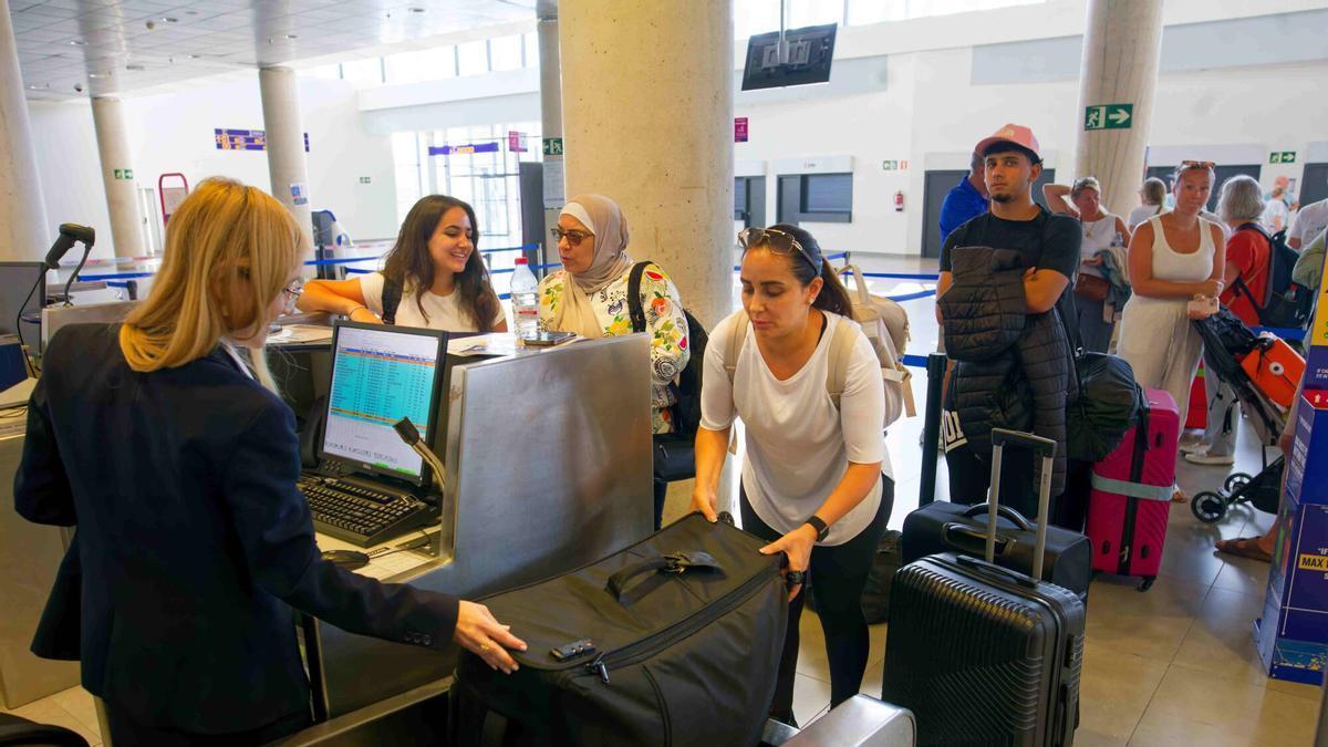 Pasajeros facturan su equipaje en el aeropuerto de Castellón.
