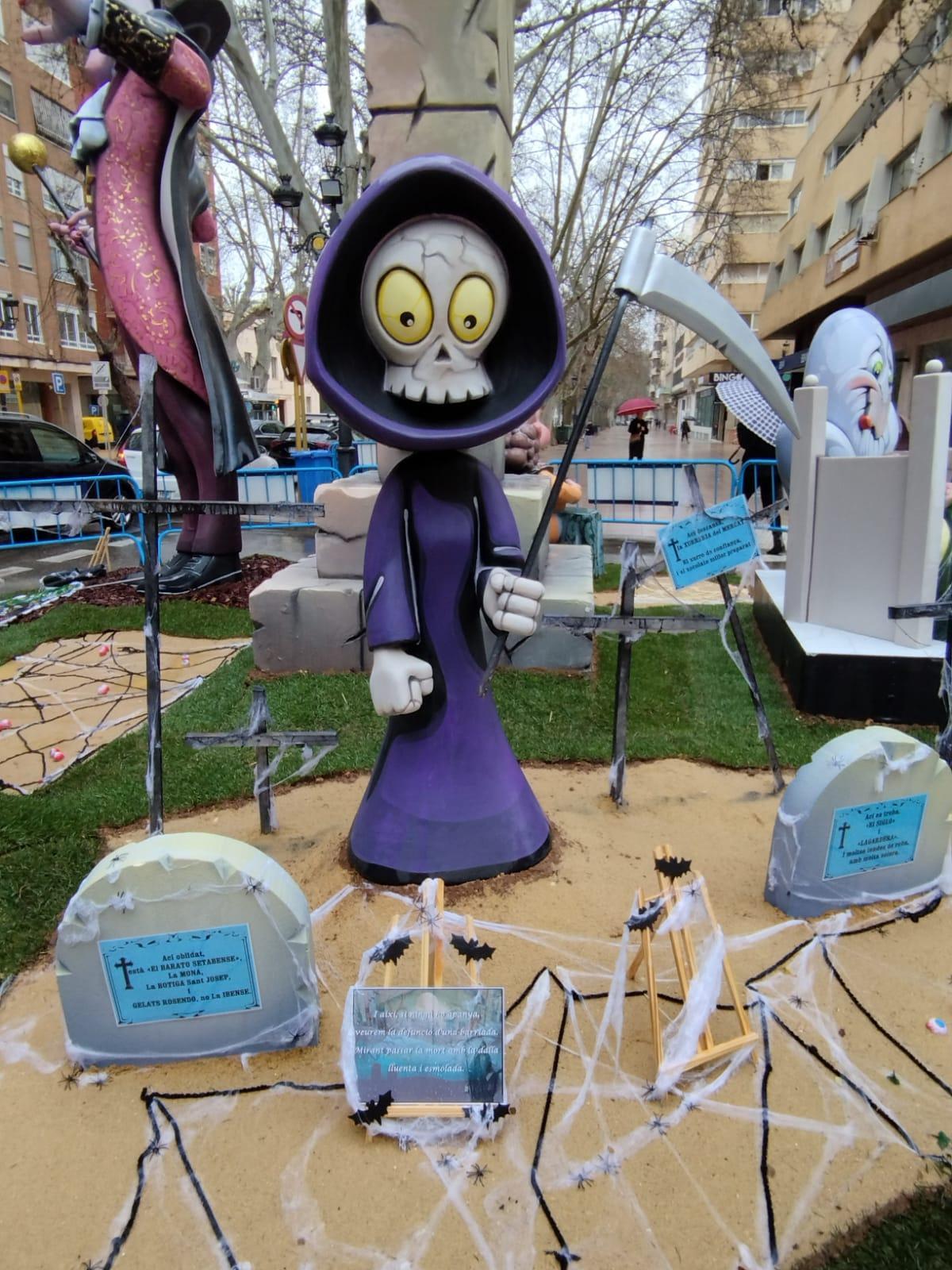 Escena de la falla Tetuán dedicada a los comercios cerrados en el casco antiguo de Xàtiva.