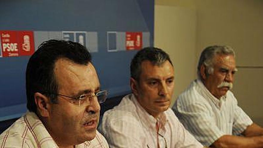 Benito, Leal y Ferreras muestran imágenes del año 2008 del deterioro de la torre.