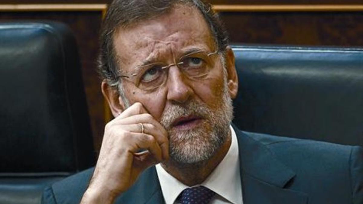 El presidente del Gobierno, Mariano Rajoy, asiste desde su escaño al debate de convalidación de su plan de ajustes, ayer en el Congreso.