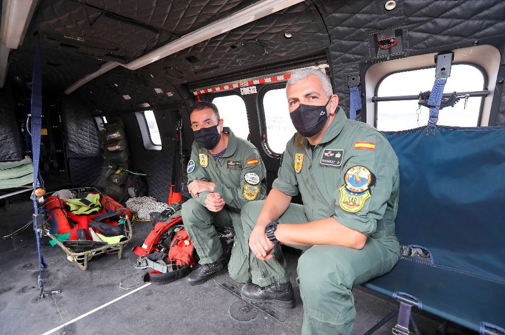 Dos de los miembros de la tripulaci�n del SAR que salvaron a los tres migrantes del cayuco a 590 kil�metros de El Hierro..jpg