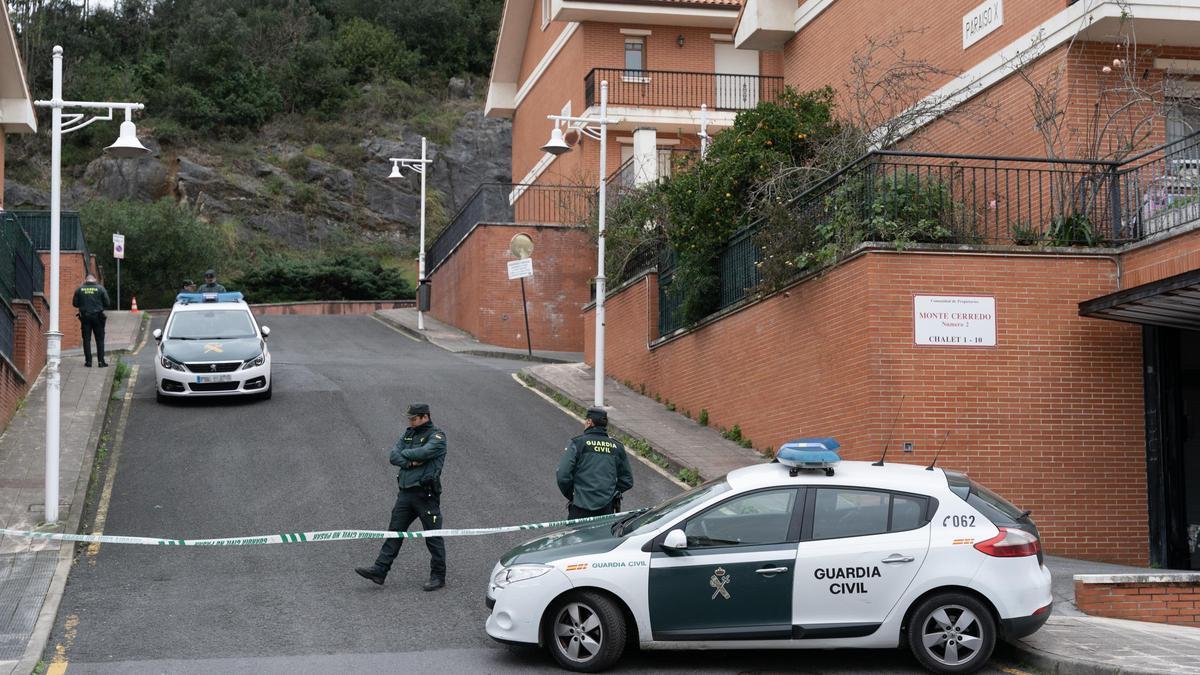 Beamte der Guardia Civil vor dem Tatort in Castro Urdiales.